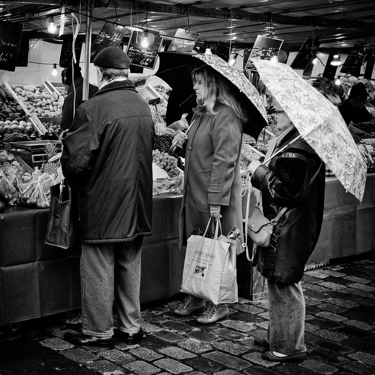 Au marché sous la pluie