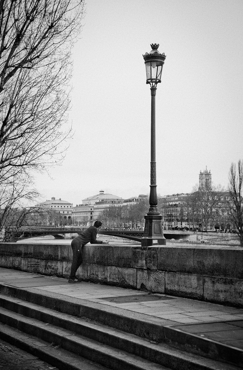 Le jogger fait une pose en regardant la Seine