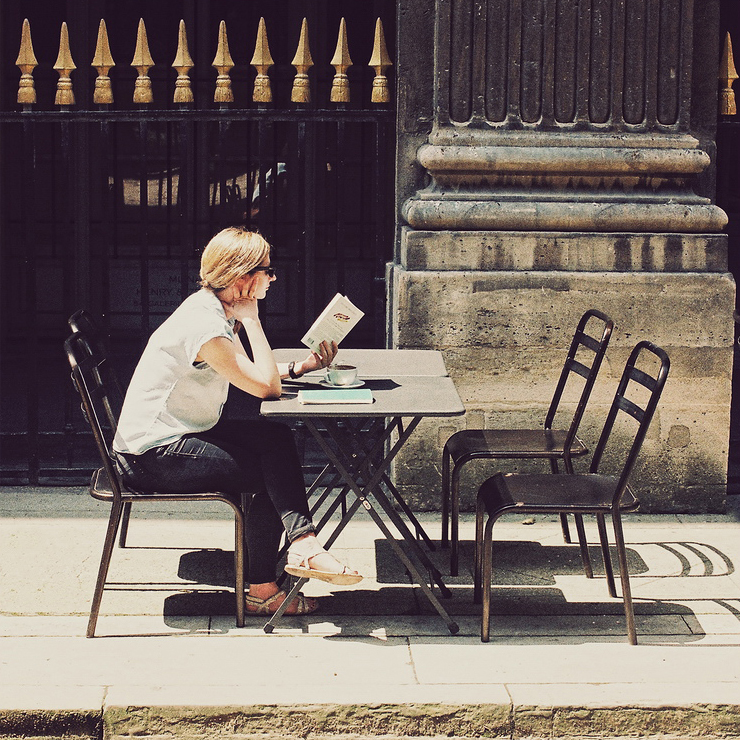 A table avec un livre sous le soleil