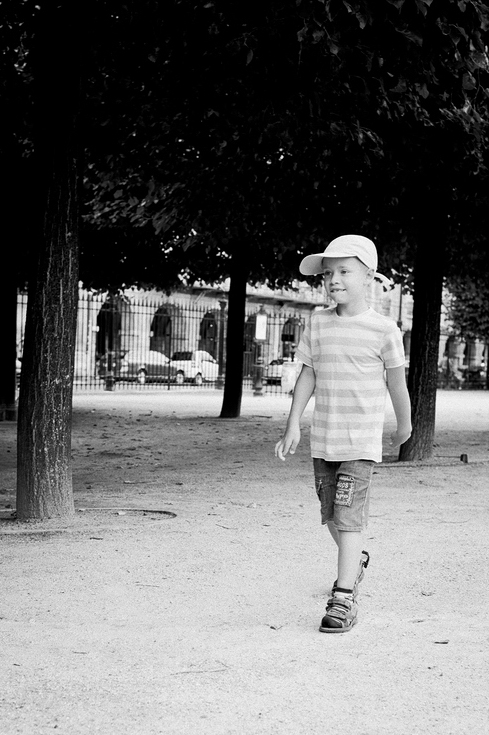 Le petit parisien avec une casquette