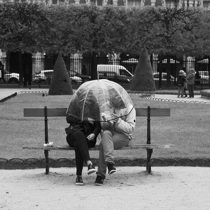 A deux sous un parapluie