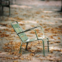 La chaise et les feuilles mortes