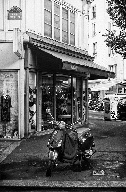 Un scooter rue de Buci