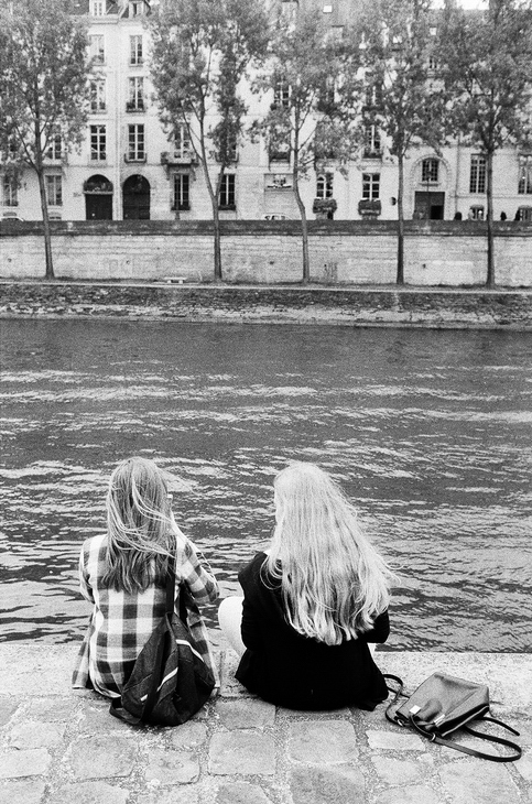Charlotte et Nathalie en bord de Seine