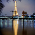 Reflet de la tour Eiffel dans la Seine en crue