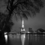 La tour Eiffel le soir dans un reflet