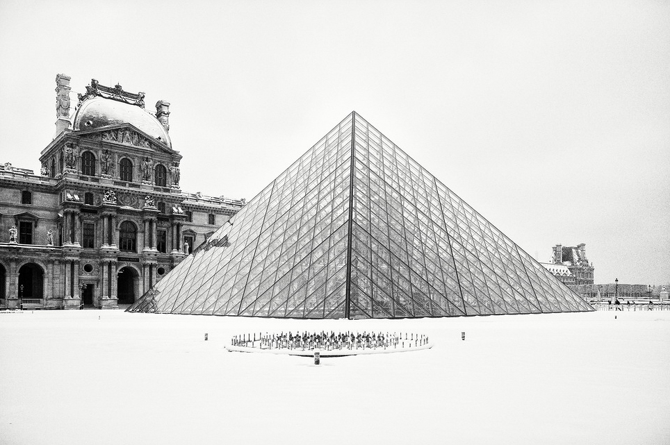 Pyramide du Louvre sous la neige