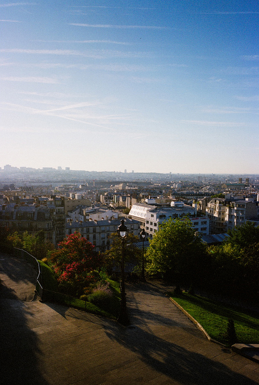 Le jour se lève sur les toits de Paris