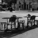 Chaises et tables vides