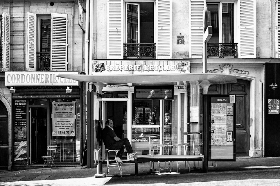 Montmartre / Max à l’arrêt de bus