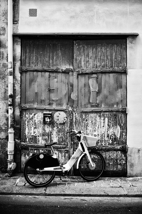 Le vélo devant la porte en bois