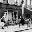 La terrasse devant la pharmacie